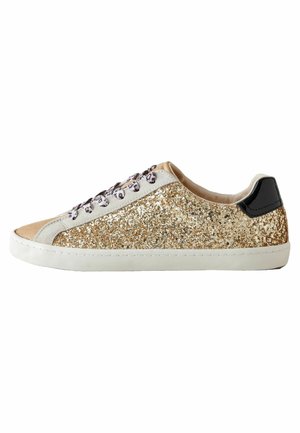 Lav sneaker med guldglitrende sider, beige ruskindstå, leopardmønstrede snørebånd, hvid sål og sort glansfuld hælstrop.