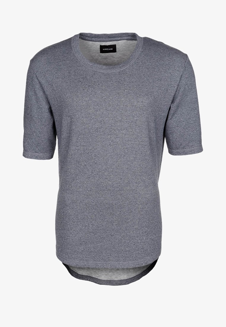 T-shirt gris à manches courtes en tissu léger et texturé, avec un col rond et un ourlet arrière légèrement allongé.