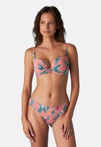 Completo bikini floreale rosa con top a twist frontale, dotato di ferretto e spalline regolabili, abbinato a un perizoma a vita bassa coordinato.