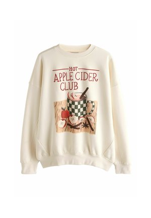 Cremiger Sweatshirt mit dem Schriftzug „Hot Apple Cider Club“ und einer Illustration eines karierten Bechers, Apfelscheiben, einem ganzen Apfel und Gewürzen auf einer Holzoberfläche.