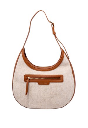 Beige Stoffhandtasche mit braunen Lederelementen. Gebogene Form, verstellbarer Träger und vordere Reißverschlusstasche mit einem geprägten Lederpatch.