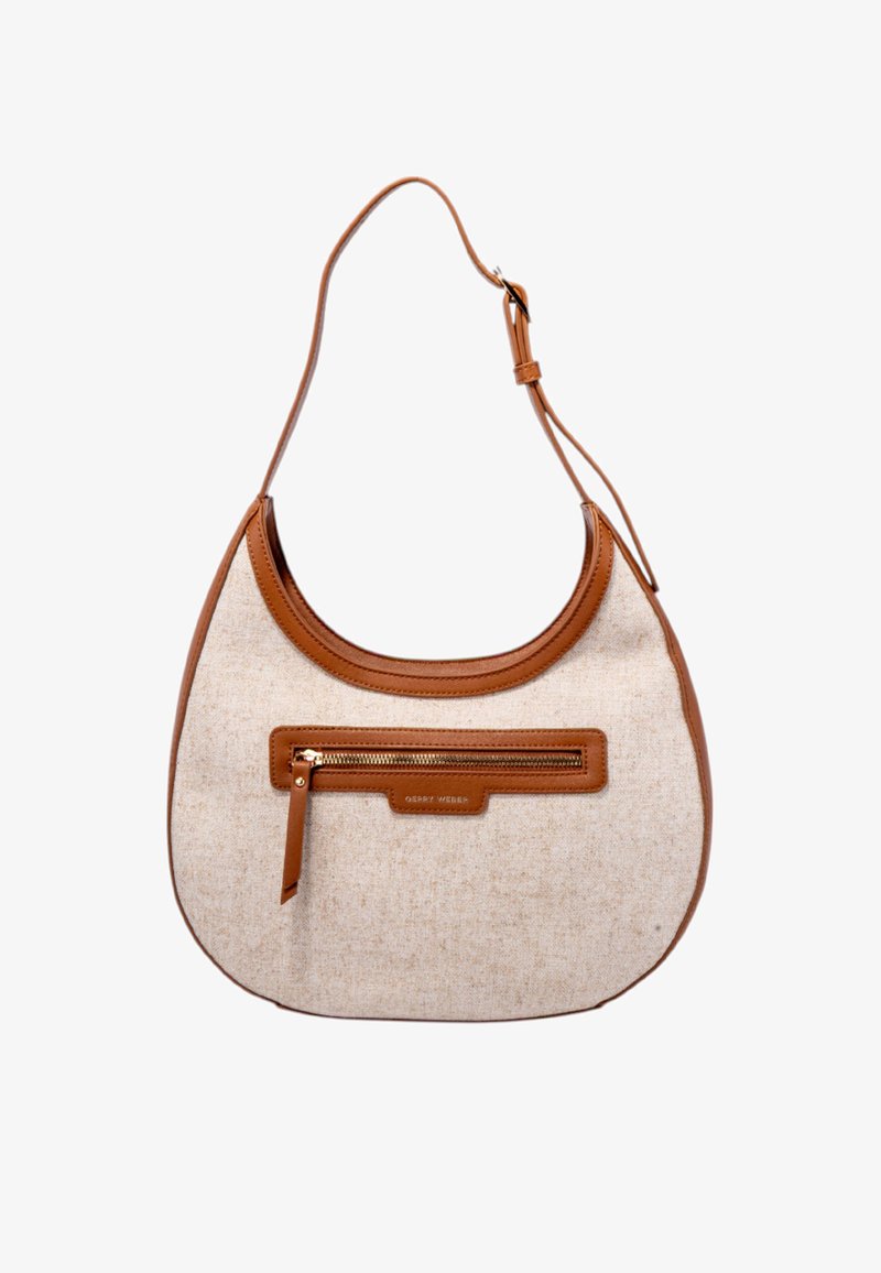 Beżowa torba materiałowa z brązowymi skórzanymi akcentami. Krzywoliniowy kształt, regulowany pasek i przednia kieszeń na zamek z metką ze skóry z logo.