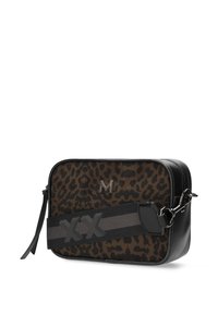 Borsa a tracolla rettangolare con parte anteriore a stampa leopardata marrone, lati in pelle nera e ampia tracolla nera con design in rilievo "XX".