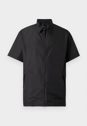 Camicia nera a maniche corte con cerniera frontale, colletto appuntito e due tasche laterali con cerniera, mostrata su uno sfondo neutro.