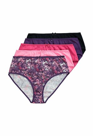 Fünf Paare Damenunterwäsche in unterschiedlichen Farben: schwarz, dunkel-lila, pink, hell-pink und ein gemustertes lila mit Schleifen und verspielten Designs.