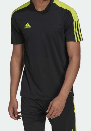 Svart sporttröja med korta ärmar, med ljusgula detaljer på axlarna och tre ränder, tillverkad av ventilerande tyg.