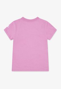 Nike Sportswear FUTURA TEE - T-shirt med print - magic flamingo
