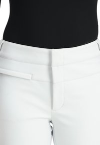 Weiße maßgeschneiderte Hose mit glatter Textur, die einen flachen Frontschnitt, einen Bund und seitliche Taschen aufweist. Saubere Linien und minimalistisches Design.