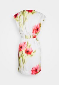 Vit klänning med blommönster som har röda vallmo och gröna blad, elastisk midja och breda cap ärmar. Slät tygstruktur.