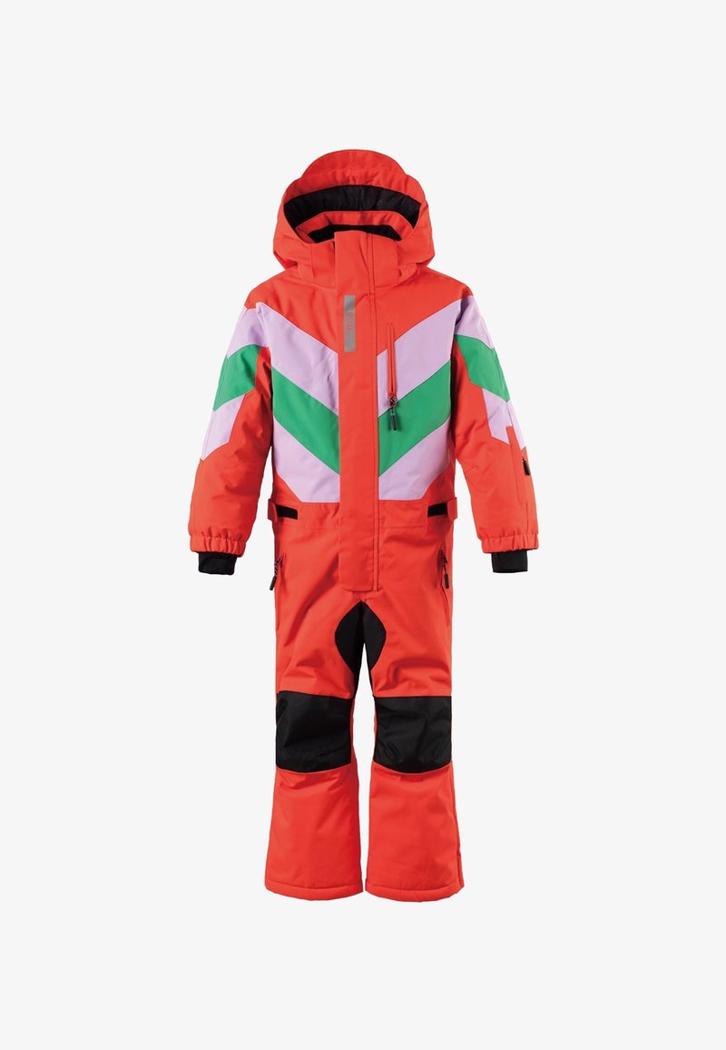 Combinaison de neige pour enfant en rouge vif avec des motifs chevrons roses et verts, une capuche, des poches zippées et des accents noirs sur les jambes.