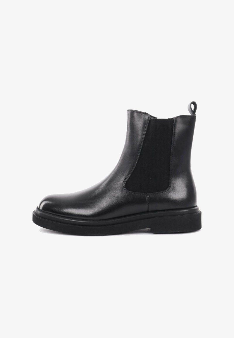 Stivale Chelsea in pelle nera con pannelli elastici sui lati, punta tonda e suola a piattaforma bassa. Dettaglio a loop sul tallone per una facile vestibilità.