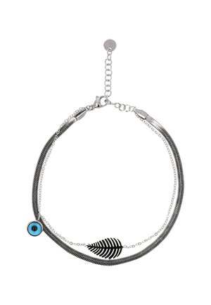 Ezüst rétegezett nyaklánc, amely kis kék gonosz szem medált és fekete halszálka medált tartalmaz finom láncokon.