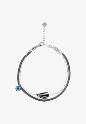 Silberne Schichtkette mit einem kleinen blauen Nazar-Amulett und einem schwarzen Fischgräten-Anhänger an zarten Ketten.