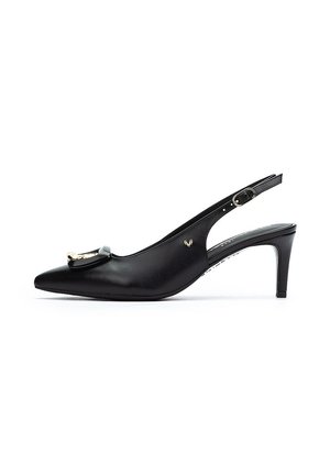 Zapatos de tacón alto de color negro, tipo slingback, con punta afilada, textura de cuero suave, acento dorado en la parte superior y una delgada correa alrededor del tacón.