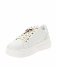 Zapatilla blanca con cuero texturizado, suela de plataforma blanca gruesa, hardware dorado en los cordones y adornos florales decorativos.