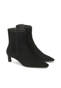 Botas de tobillo de ante negro con puntera afilada, tacón bajo y detalle ribeteado vertical en los laterales. Textura suave en toda la superficie.