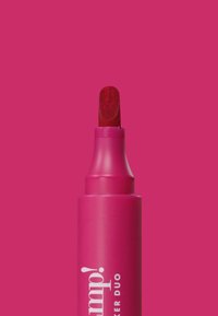 Rotulador fluorescente de color rosa brillante con una punta redondeada, etiquetado como "Jump! Marker Duo" en texto blanco. Superficie de plástico lisa, saturación de color intensa.