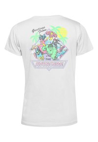 Biała bawełniana koszulka z kolorową grafiką z tyłu. Projekt zawiera postacie z kreskówek, palmy i napis "Pozdrowienia od AVENGERÓW!"