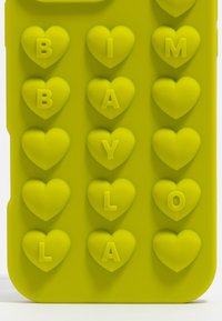Funda de teléfono de silicona amarilla brillante con formas de corazones en relieve y letras que deletrean "BAYLA". El diseño es texturizado y divertido.