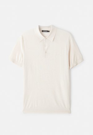 Polo beige chiaro con colletto classico, pattina con tre bottoni e maniche corte. Realizzato in tessuto morbido e liscio. Design semplice senza motivi.