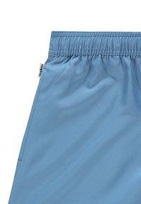 Blå shorts med elastisk midjebånd, glatt tekstur, enkelt sidelomme og subtilt merkevaremerke på midjebåndet.