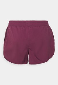 Burgundy shorts med elastisk midja och sidofickor. Har rundade fållar och slät yta. Enkel, sportig design.