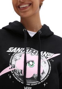 Sudadera negra con un diseño gráfico que presenta una flor rosa y un ojo, rodeados de un motivo planetario estilizado. Cordones, tejido de algodón.