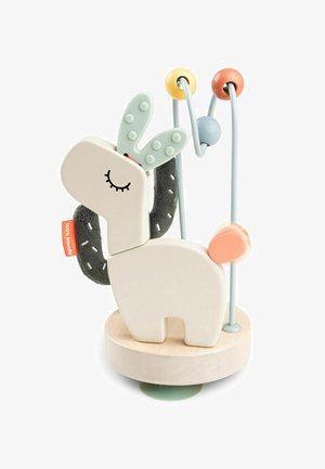 Puidust lastemänguasi, mille kuju on lammas, koos värviliste helmedega metalltraadil ja pehme kangaga detailidega ümmargusel puidust alusel.