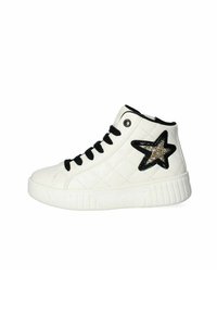 Sneakers alte bianche con design trapuntato, lacci neri e un accento a forma di stella nera glitterata. Presentano una suola in gomma bianca texture.