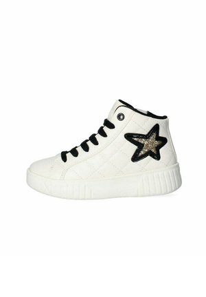 Sneakers alte bianche con design trapuntato, lacci neri e un accento a forma di stella nera glitterata. Presentano una suola in gomma bianca texture.
