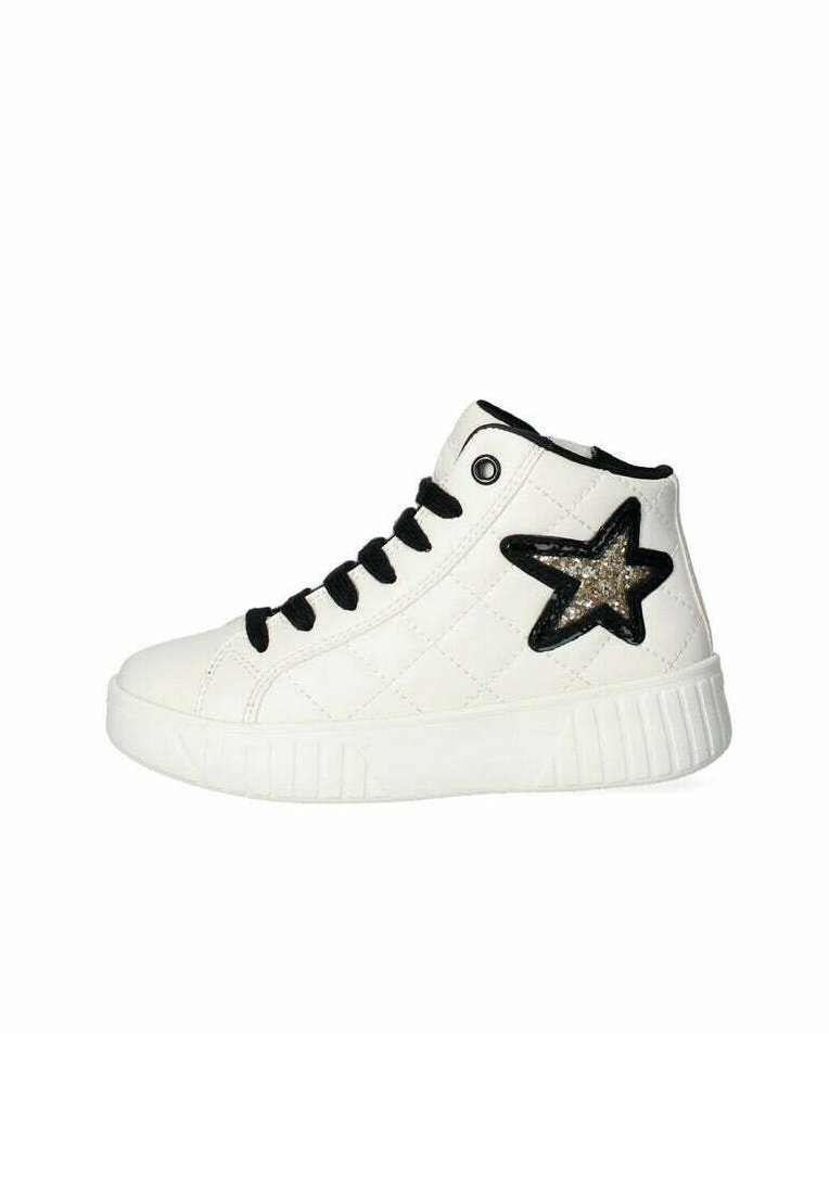 Sneakers alte bianche con design trapuntato, lacci neri e un accento a forma di stella nera glitterata. Presentano una suola in gomma bianca texture.