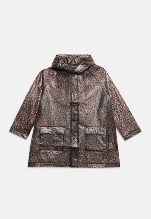 Imperméable à capuche imprimé léopard, fermeture à boutons-pression sur le devant et deux grandes poches à rabat à l'avant, présenté à plat sur un fond blanc.