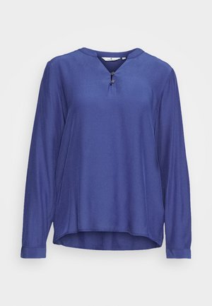 Blaues Langarmoberteil aus einem glatten Stoff, mit V-Ausschnitt und Knopfdetail sowie einem leicht abgerundeten Saum.