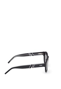 Gafas de sol negras con un acabado brillante, que cuentan con patrones geométricos en las varillas negra y plateada. Las lentes están tintadas de gris oscuro.