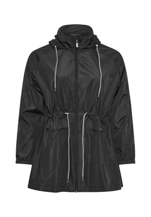 Chaqueta negra ligera con capucha, cremallera frontal, cordones ajustables en la capucha y la cintura, y dos bolsillos con solapa en la parte delantera.