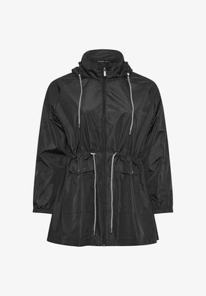 Chaqueta negra ligera con capucha, cremallera frontal, cordones ajustables en la capucha y la cintura, y dos bolsillos con solapa en la parte delantera.