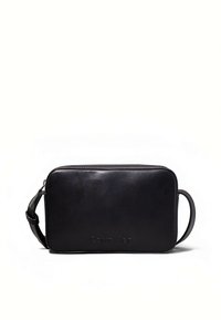 Czarna prostokątna skórzana torba na ramię z regulowanym paskiem i subtelnym wytłoczonym logo Calvin Klein z przodu.