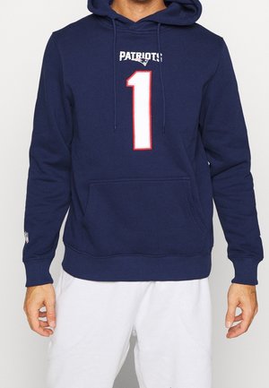 Marineblaue Kapuzenjacke aus Baumwollmischung, mit einer Fronttasche, einer verstellbaren Kapuze und gesticktem "PATRIOTS" sowie einer großen weißen Nummer 1.