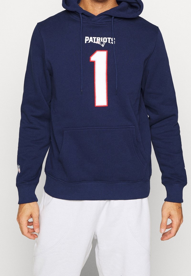Sudadera color azul marino hecha de una mezcla de algodón, con un bolsillo frontal, capucha con cordones y bordado "PATRIOTS" con un gran número 1 en blanco.