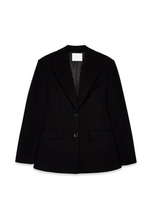 Zwarte op maat gemaakte blazer met een gesneden revers, twee voorzakken en een sluiting met twee knopen. Gladde stof met een subtiele textuur.