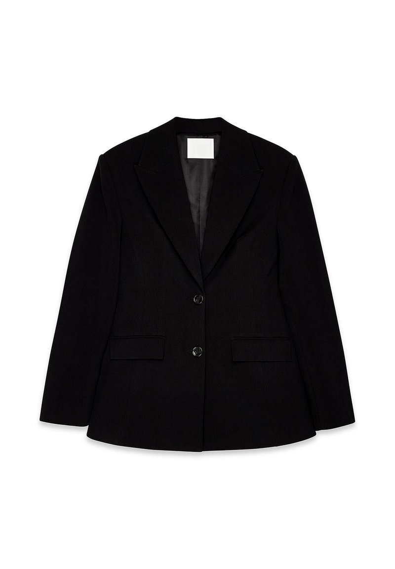 Čierny upravený blejzer s klopaným golierom, dvoma prednými vreckami a uzáverom na dve gombíky. Hladká tkanina s jemnou textúrou.