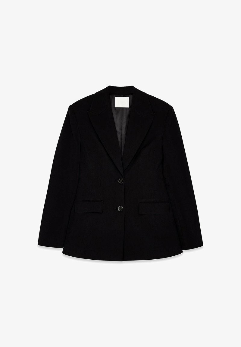 Čierny upravený blejzer s klopaným golierom, dvoma prednými vreckami a uzáverom na dve gombíky. Hladká tkanina s jemnou textúrou.