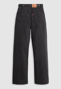 Jean noir droit avec deux poches arrière, passants pour ceinture, fermeture par boutons, étiquette rouge Levi's et patch en cuir marron sur la ceinture.