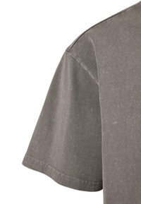 Tricou cu mânecă scurtă în gri discret, confecționat din bumbac neted, având un gât rotund și o textură ușor nervurată pe material.