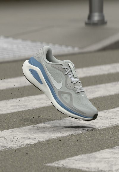 Nike Performance STRUCTURE 26