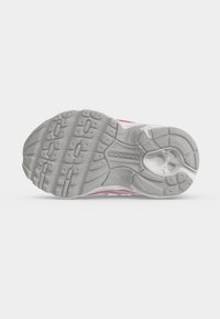 Εξωτερική σόλα αθλητικού παπουτσιού New Balance με γκρι υφή, ορθογώνια και κυκλικά σχέδια για κράτημα και υποστήριξη.
