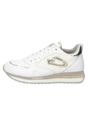 Scarpa sportiva bianca con accenti argentati, parte superiore in pelle liscia, linguetta in rete e suola in gomma. Presenta il logo sul lato e elementi di design a strati.