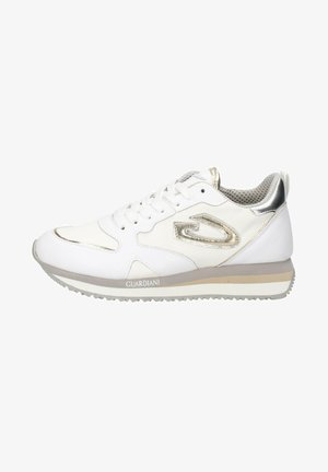 Scarpa sportiva bianca con accenti argentati, parte superiore in pelle liscia, linguetta in rete e suola in gomma. Presenta il logo sul lato e elementi di design a strati.