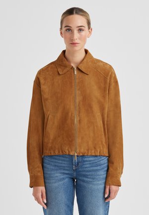 Braune Wildlederjacke mit einem Kragen, einem Reißverschluss vorne und Seitentaschen. Verfügt über ein kurzes Design und eine weiche, glatte Textur.