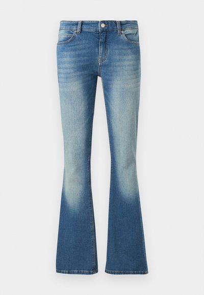 Τζιν παντελόνια καμπάνα σε μπλε χρώμα με ανοιχτό ντενίμ, δύο μπροστινές τσέπες και μία μεταλλική κουμπότρυπα για κλείσιμο. Το ύφασμα έχει ελαφριά ελαστικότητα.